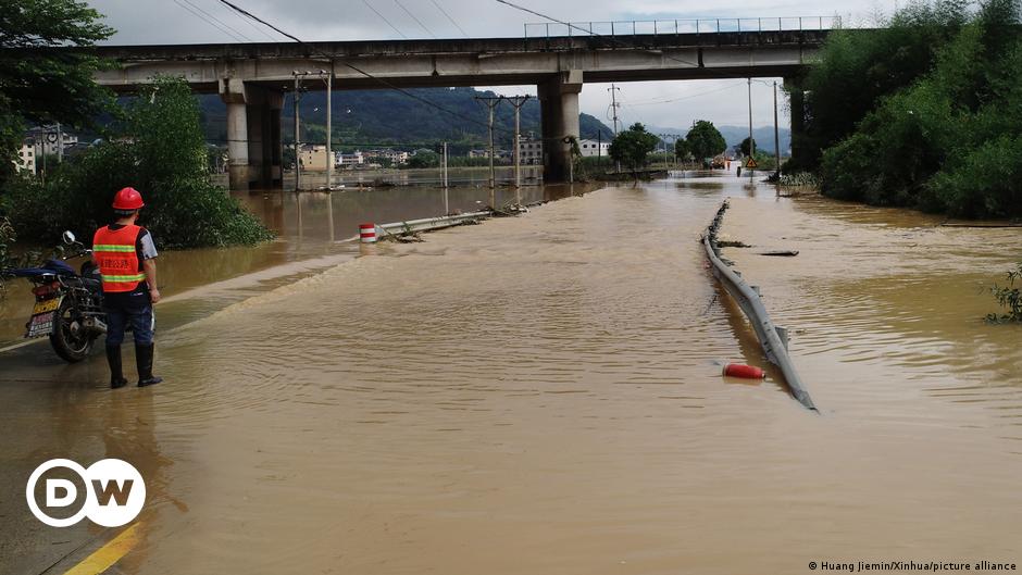 China hit by deadly floods and extreme heat at the same time - DW - 17/06/2024